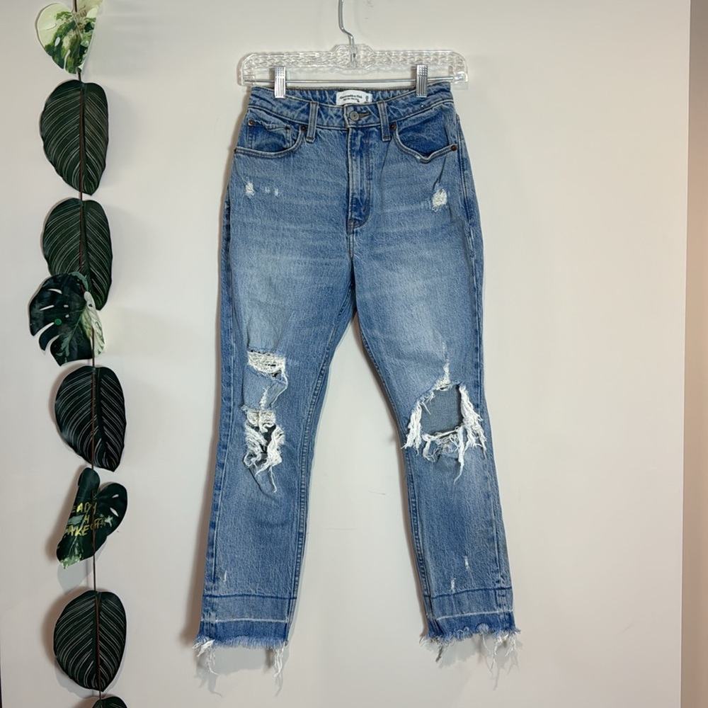 Abercrombie & Fitch High-Rise Mom Jeans Size 25 / 0 Distressed Medium Wash‎ A&F